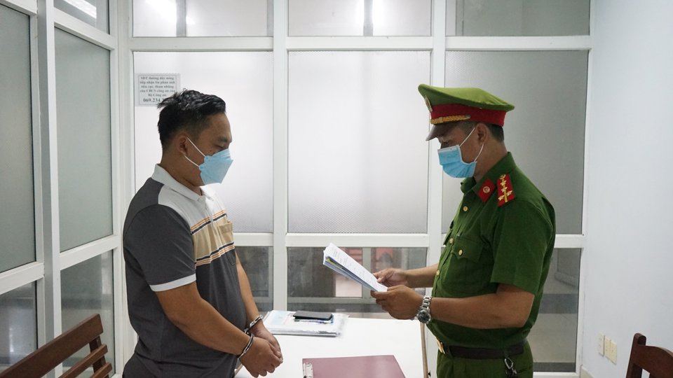 Cảnh s&aacute;t thực hiện lệnh bắt đối với&nbsp;Nguyễn Thanh Quang.
