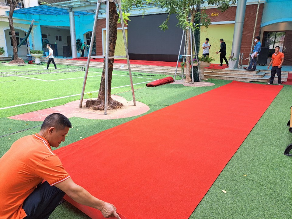 Gi&aacute;o vi&ecirc;n, nh&acirc;n vi&ecirc;n Trường Tiểu học Vĩnh Tuy gấp r&uacute;t thực hiện trang tr&iacute; s&acirc;n trường chuẩn bị cho Lễ khai giảng năm học 2022-2023