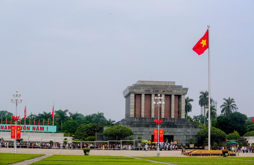 Lăng Chủ tịch Hồ Ch&iacute; Minh mở cửa đ&oacute;n nh&acirc;n d&acirc;n v&agrave; kh&aacute;ch quốc tế v&agrave;o viếng B&aacute;c ng&agrave;y 2/9. Ảnh: Minh An