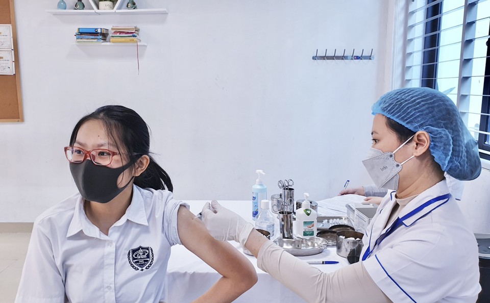 Học sinh trường THCS Kim Giang được ti&ecirc;m ph&ograve;ng vaccine Covid-19. Ảnh: Hồng Th&aacute;i &nbsp;