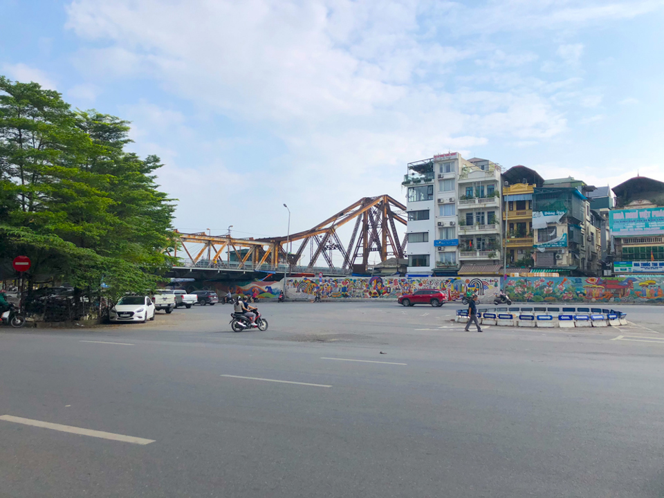 Tương tự, ph&iacute;a cầu Long Bi&ecirc;n, đường Trần Nhật Duật, lưu lượng giao th&ocirc;ng giảm, c&aacute;c phương tiện di chuyển thuận lợi.