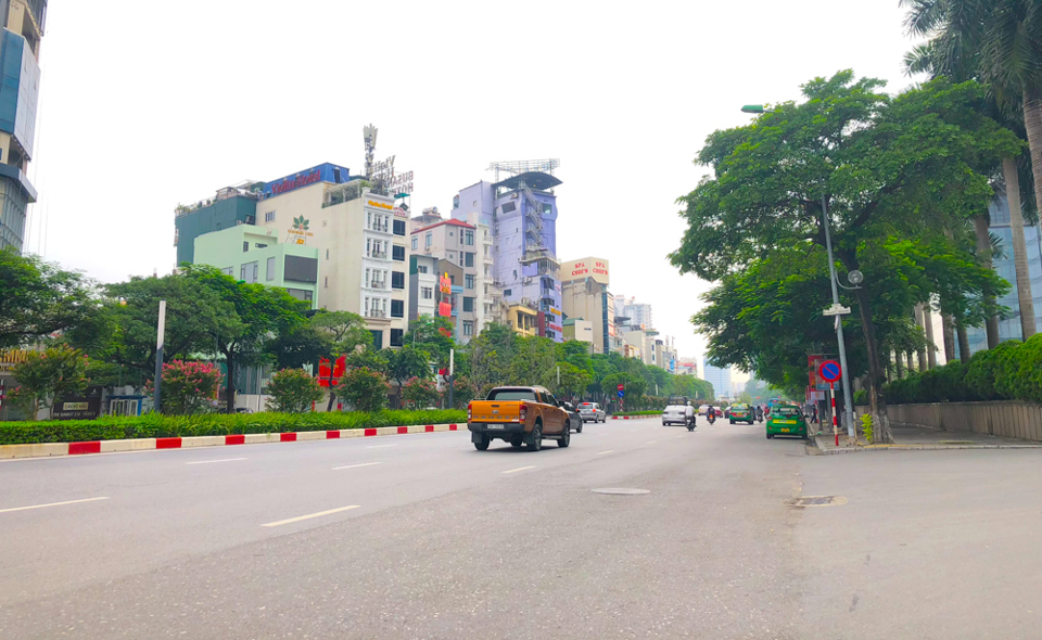 Đường Trần Duy Hưng, khu vực nối từ h&acirc;m chui Trung Ho&agrave; v&agrave;o trung t&acirc;m TP H&agrave; Nội vắng vẻ, thưa thớt phương tiện đi lại.
