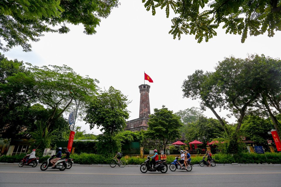 Quốc kỳ tung bay tr&ecirc;n cột cờ H&agrave; Nội.