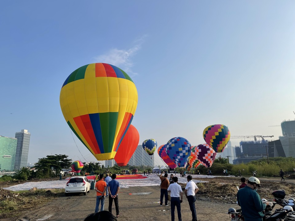 Đại kỳ được trải tr&ecirc;n khoảng đất trống để chờ đến giờ khinh kh&iacute; cầu k&eacute;o l&ecirc;n.&nbsp;