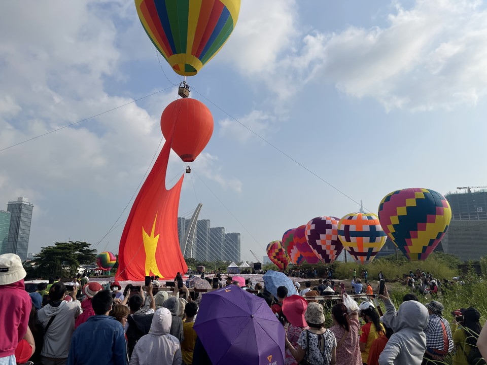 Biểu diễn dù lượn, dùng khinh khí cầu kéo đại kỳ trong ngày 2/9 - Ảnh 1