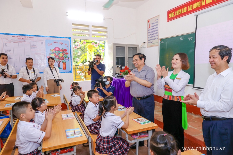 Thủ tướng Phạm Minh Ch&iacute;nh thăm Trường tiểu học thị trấn Y&ecirc;n Lập. Ảnh: VGP/Nhật Bắc