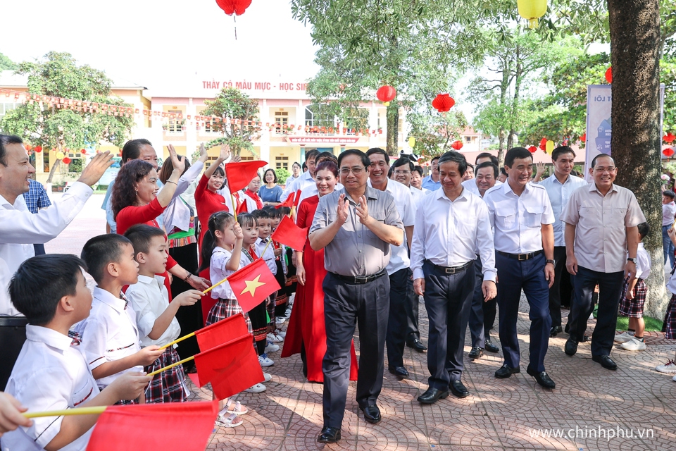 Thủ tướng Phạm Minh Ch&iacute;nh v&agrave; đo&agrave;n c&ocirc;ng t&aacute;c thăm Trường tiểu học thị trấn Y&ecirc;n Lập. Ảnh: VGP/Nhật Bắc