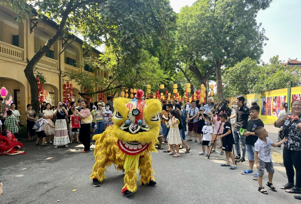 Chương tr&igrave;nh biểu diễn nghệ thuật m&uacute;a sư tử tại Ho&agrave;ng th&agrave;nh Thăng Long.