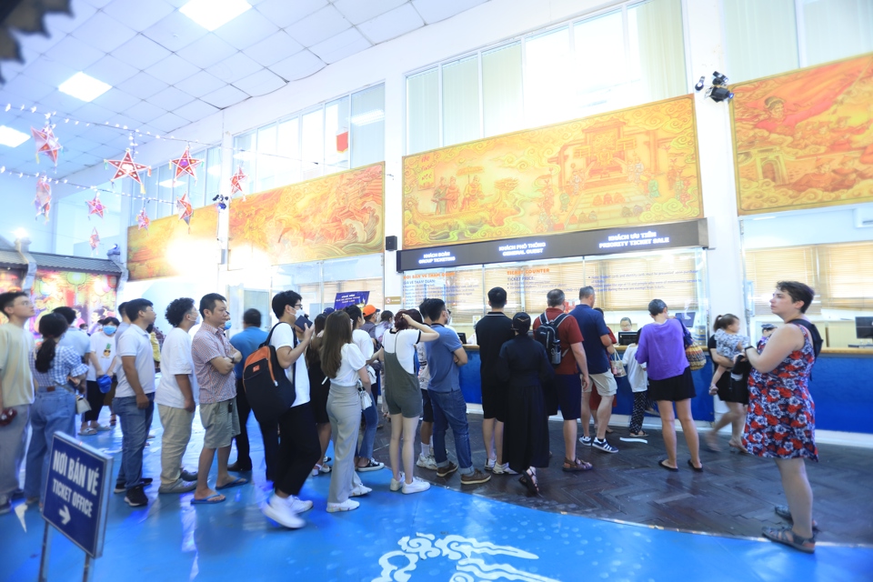 Chương trình Trung thu và trải nghiêm tham quan, du lịch Hoàng thành Thăng Long thu hút người dân trong dịp nghỉ lễ.