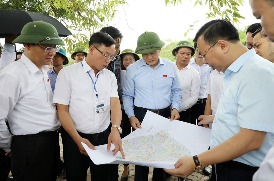 Chủ tịch HĐNDTP Hà Nội Nguyễn Ngọc Tuấn cùng đoàn giám sát khảo sát thực địa tại Trạm bơm Cự Khối (phường Cự Khối), quận Long Biên. Ảnh: Lê Hải