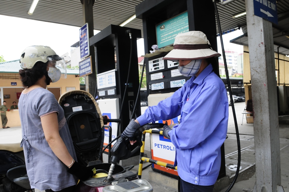 Người tiêu dùng mua xăng trên địa bàn quận Đống Đa. Ảnh: Việt Dũng