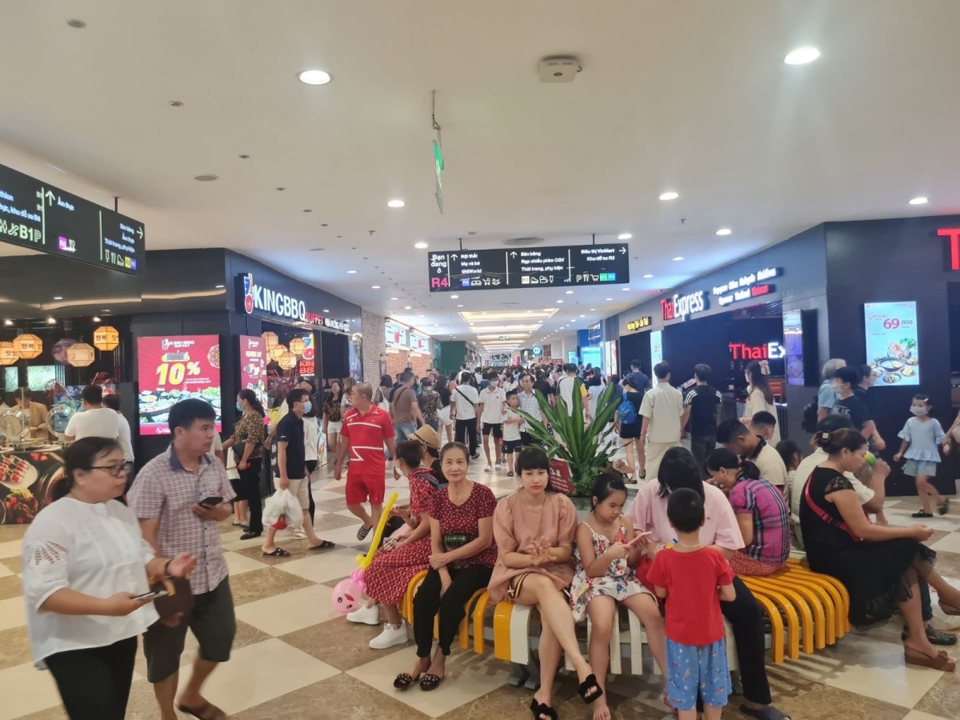 Người tiêu dùng tại Vincom Mega Mall Smart City (Hà Nội) trong ngày lễ 2/9.  Ảnh: Văn Quỳnh