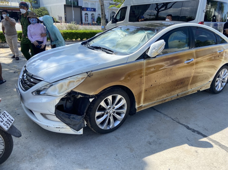 Một phần&nbsp;xe &ocirc; t&ocirc; Hyundai Sonata bị ngọn lửa ph&aacute; hủy.&nbsp;