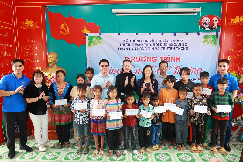 Dự án “Phát triển báo chí Việt Nam” tập huấn và tặng quà tại Lai Châu - Ảnh 2