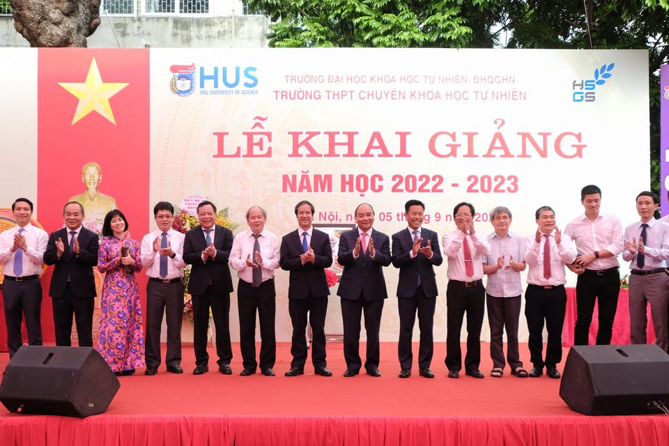 Chủ tịch nước Nguyễn Xuân Phúc cùng lãnh đạo bộ, ngành và TP Hà Nội chúc mừng lễ khai giảng trường THPT Chuyên khoa học tự nhiên.