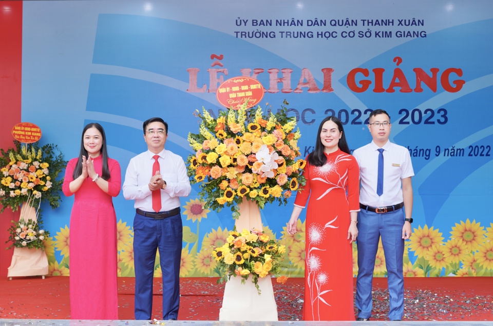 Chủ tịch UBND quận Thanh Xu&acirc;n V&otilde; Đăng Dũng tặng hoa ch&uacute;c mừng trường THCS Kim Giang