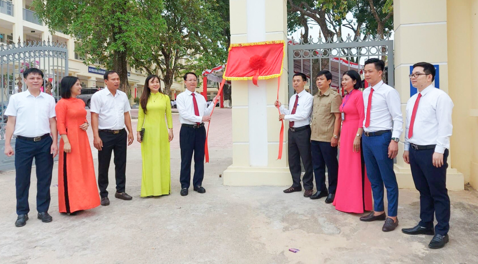 Ph&oacute; B&iacute; thư Thường trực Huyện ủy, Chủ tịch HĐND huyện Ba V&igrave; Ph&ugrave;ng T&acirc;n Nhị cắt&nbsp;băng kh&aacute;nh th&agrave;nh v&agrave; gắn biển c&ocirc;ng tr&igrave;nh tại trường THCS Ph&uacute; Đ&ocirc;ng.