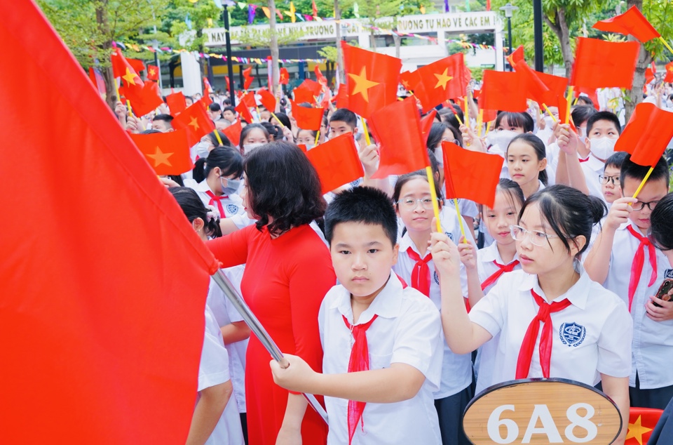 Tại trường THCS Kim Giang, gần 2.000 học sinh n&ocirc; nức đến trường; trong đ&oacute; c&oacute; gần 600 học sinh lớp 6
