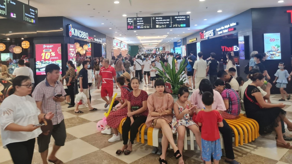 Người ti&ecirc;u d&ugrave;ng tại Vincom Mega Mall Smart City (H&agrave; Nội) trong ng&agrave;y lễ 2/9. Ảnh: Văn Quỳnh