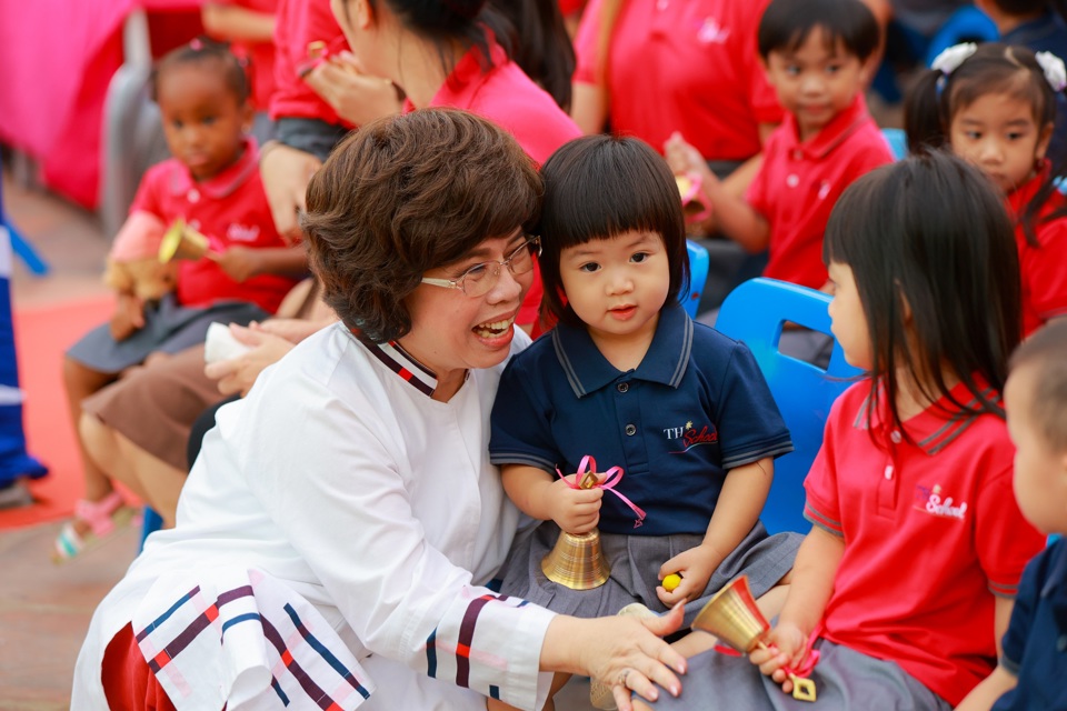 B&agrave; Th&aacute;i Hương (Nh&agrave; s&aacute;ng lập, Chủ tịch TH School) chia sẻ, nh&agrave; trường mong muốn &ldquo;gi&uacute;p những nh&agrave; l&atilde;nh đạo tương lai của Việt Nam x&acirc;y dựng tư duy phản biện, biết đồng cảm v&agrave; h&agrave;nh động ch&iacute;nh trực&rdquo;.