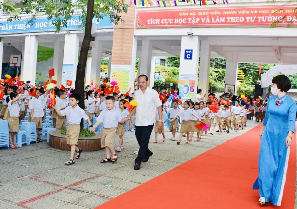 Chủ tịch Ủy ban MTTQ quận Thanh Xu&acirc;n Khổng Minh Thảo đ&oacute;n học sinh lớp 1 tại Lễ khai giảng trường Tiểu học Phương Liệt