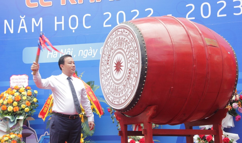 Phó Chủ tịch UBND TP Hà Nội Chử Xuân Dũng đánh trống khai trường tại THCS Giảng Võ