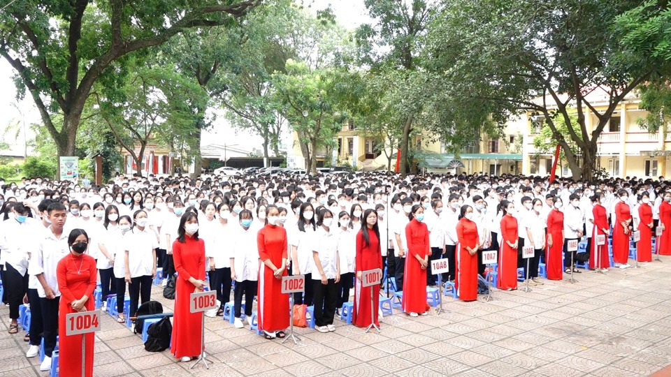 C&aacute;c em học sinh trường THPT Thanh Oai B trong lễ khai giảng trang trọng s&aacute;ng 5/9. Ảnh: &Aacute;nh Ngọc