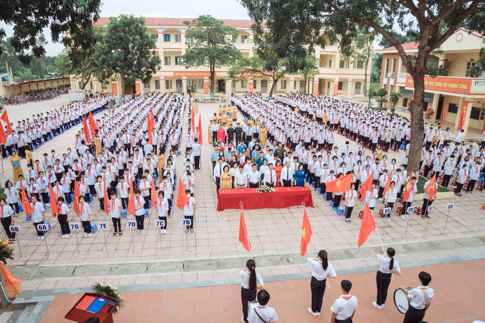 H&agrave;ng trăm học sinh dự lễ khai giảng năm học 2022 - 2023 tại trường THCS Ph&uacute; Minh. Ảnh: L&acirc;m Nguyễn.
