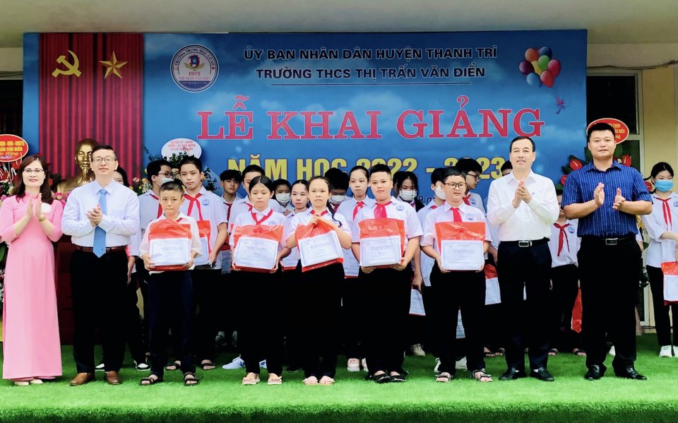 Ph&oacute; Chủ tịch UBND huyện Thanh Tr&igrave; Nguyễn Văn Hưng dự lễ khai giảng năm học mới tại trường THCS Thị trấn Văn Điển
