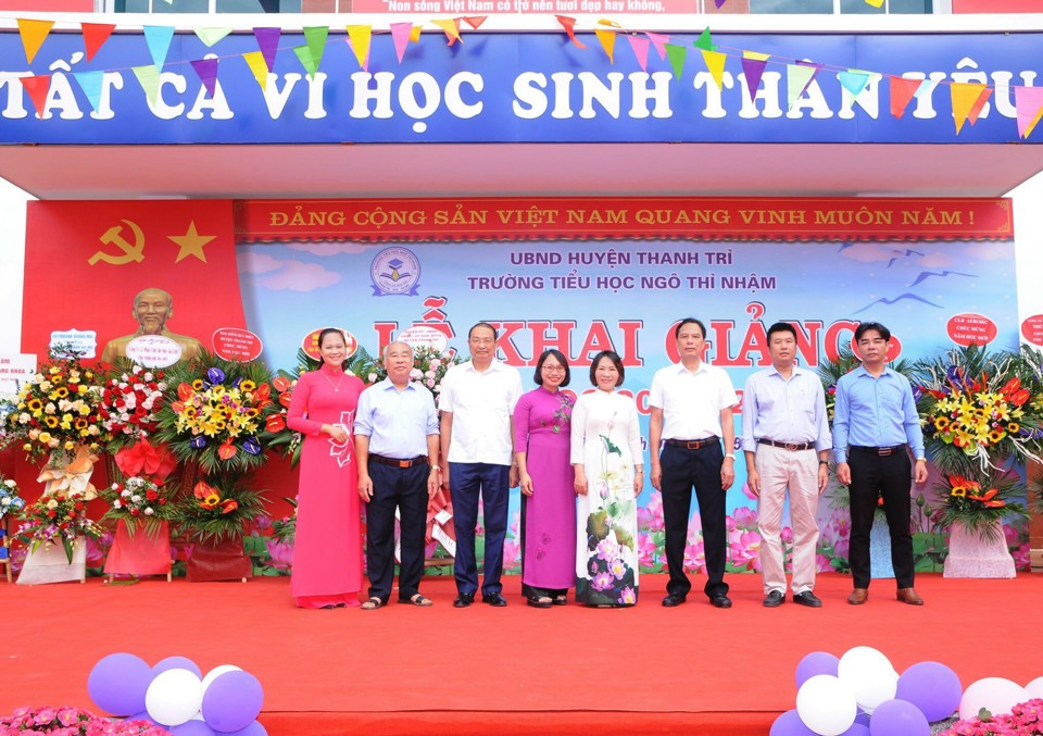 Ph&oacute; Chủ tịch UBND huyện Thanh Tr&igrave; Nguyễn Huy To&agrave;n dự lễ khai giảng năm học mới tại trường Tiểu học Ng&ocirc; Th&igrave; Nhậm