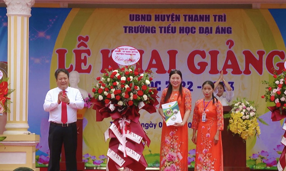Chủ tịch UBND huyện Thanh Tr&igrave; Nguyễn Tiến Cường dự lễ kkhai giảng tại trường Tiểu học Đại &Aacute;ng