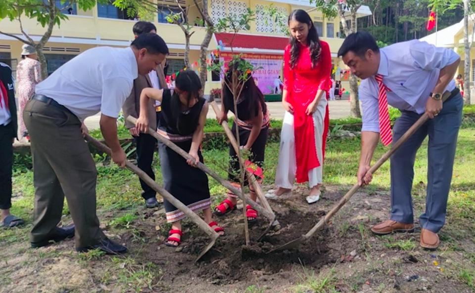 Thầy v&agrave; tr&ograve; trường v&ugrave;ng cao trồng h&agrave;ng chục c&acirc;y xanh trong ng&agrave;y khai giảng năm học mới. Ảnh: DT