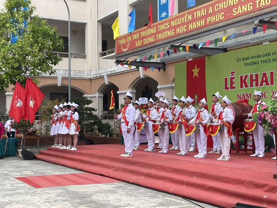Học sinh trường THCS Nguyễn Tr&atilde;i A l&agrave;m lễ ch&agrave;o cờ khai giảng năm học mới. Ảnh: Hữu Trường
