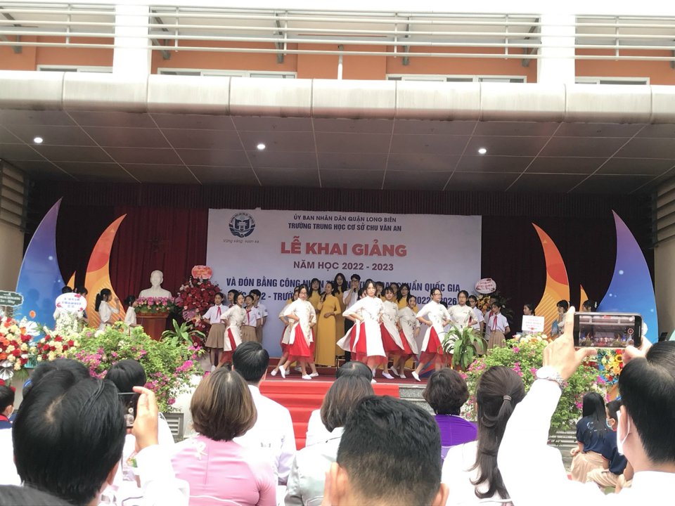 Lễ khai giảng tại trường THCS Chu Văn An (quận Long Bi&ecirc;n). Ảnh: Sĩ L&acirc;m