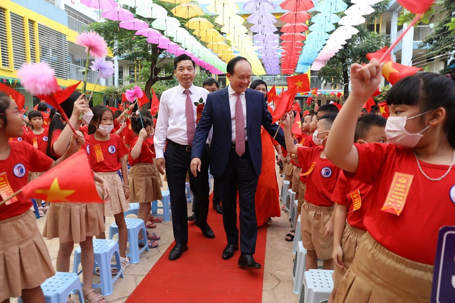 Ph&oacute; B&iacute; thư Th&agrave;nh ủy, Chủ tịch HĐND TP H&agrave; Nội Nguyễn Ngọc Tuấn tới dự v&agrave; ch&uacute;c mừng c&aacute;c thầy c&ocirc; gi&aacute;o v&agrave; hơn 1.900 học sinh Trường Tiểu học Đặng Trần C&ocirc;n (quận Thanh Xu&acirc;n) trong ng&agrave;y khai giảng năm học 2022-2023