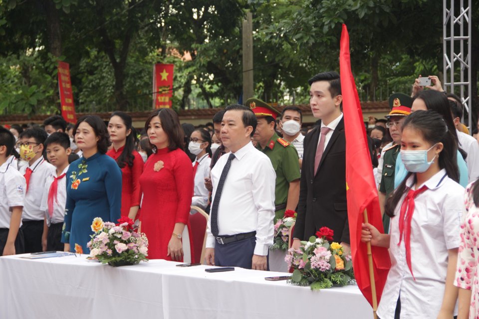 Phó Chủ tịch UBND TP Hà Nội Chử Xuân Dũng và các đại biểu dự lễ khai giảng tại THCS Giảng Võ