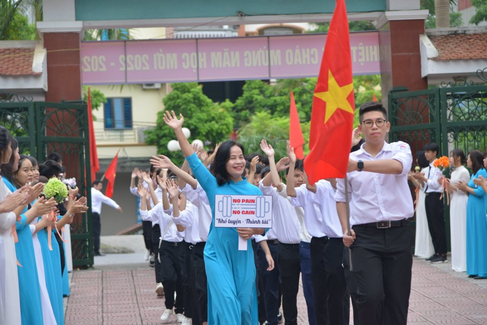 Cô và trò trường TPHT Đan Phượng (huyện Đan Phượng) bắt đầu bước vào nghi lễ khai giảng năm học mới 2022-2023. Ảnh: Phạm Hùng