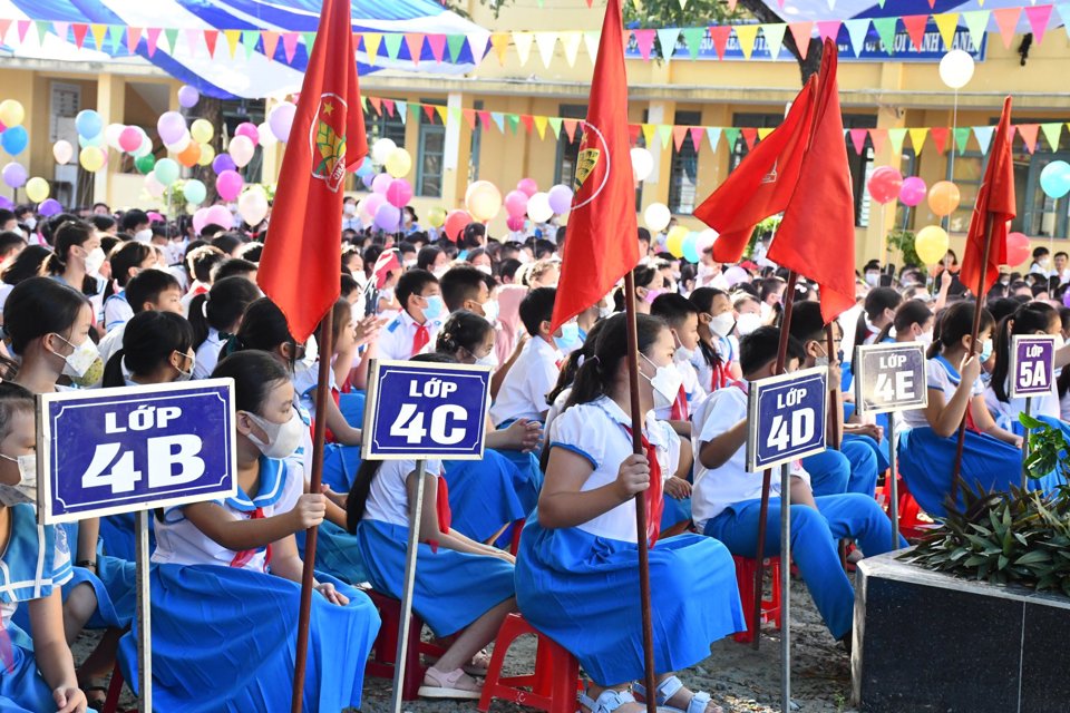 Học sinh Quảng Ng&atilde;i n&ocirc; nức dự lễ khai giảng năm học mới.