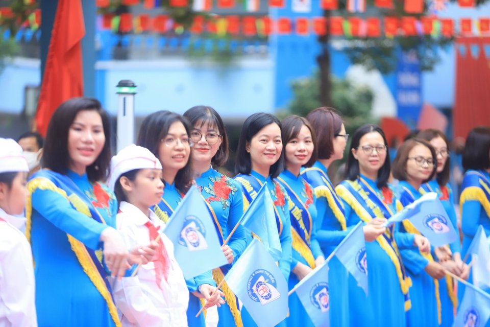 Giáo viên trường Tiểu học Đoàn Thị Điểm đứng sẵn ở cổng đón học sinh đến dự lễ khai giảng năm học 2022-2023. Ảnh: Quang Tấn