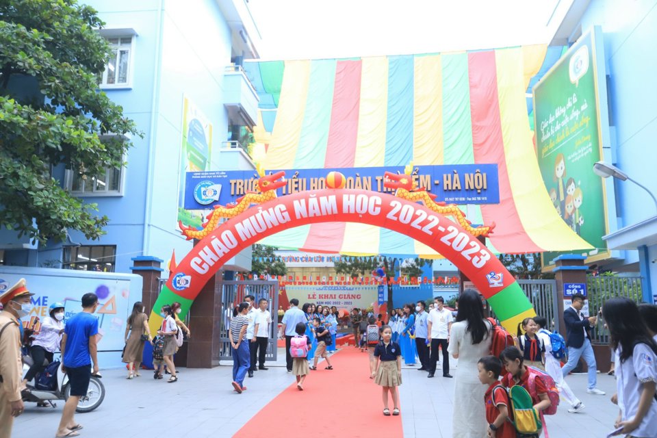 Cổng trường Tiểu học Đoàn Thị Điểm được trang trí rực rỡ. Ảnh: Quang Tấn