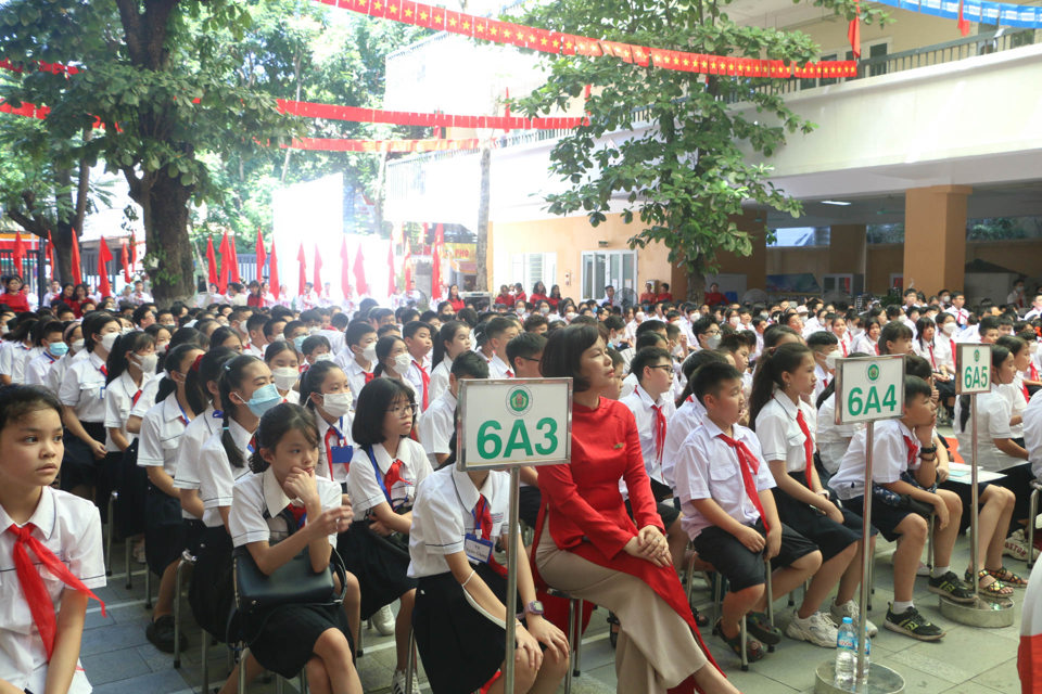 Học sinh khối lớp 6 trường THCS Ng&ocirc; Sĩ Li&ecirc;n dự lễ khai giảng năm học 2022 - 2023.