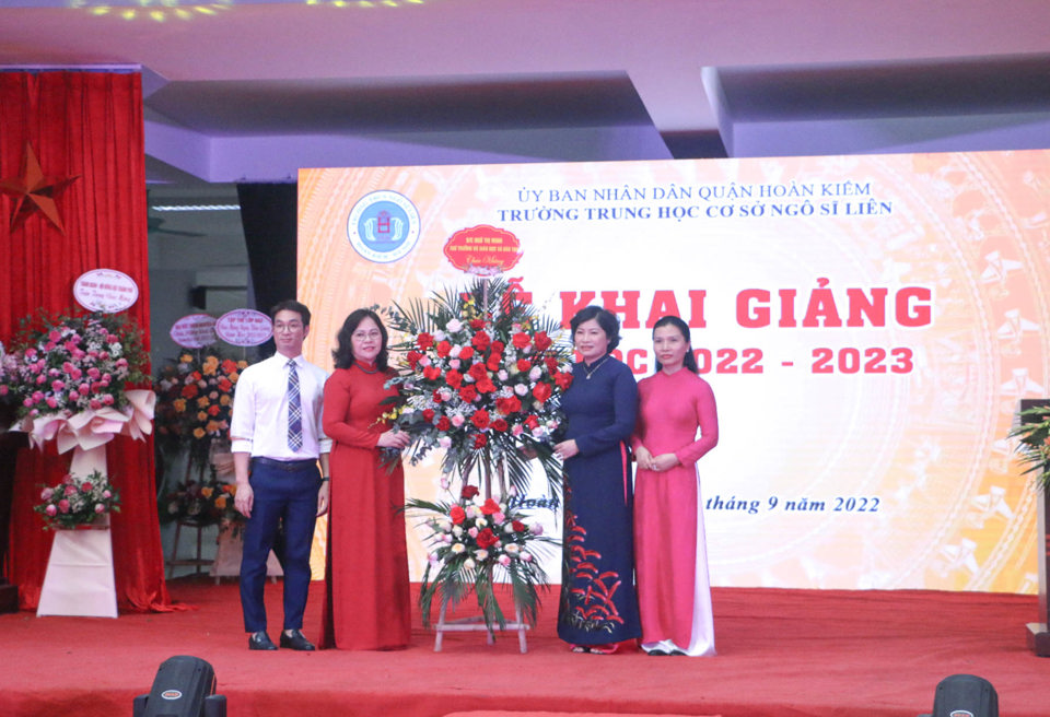 Thứ trưởng Bộ GD&amp;ĐT Ng&ocirc; Thị Minh tặng lẵng hoa ch&uacute;c mừng trường THCS Ng&ocirc; Sĩ Li&ecirc;n nh&acirc;n dịp khai giảng năm học 2022 - 2023.