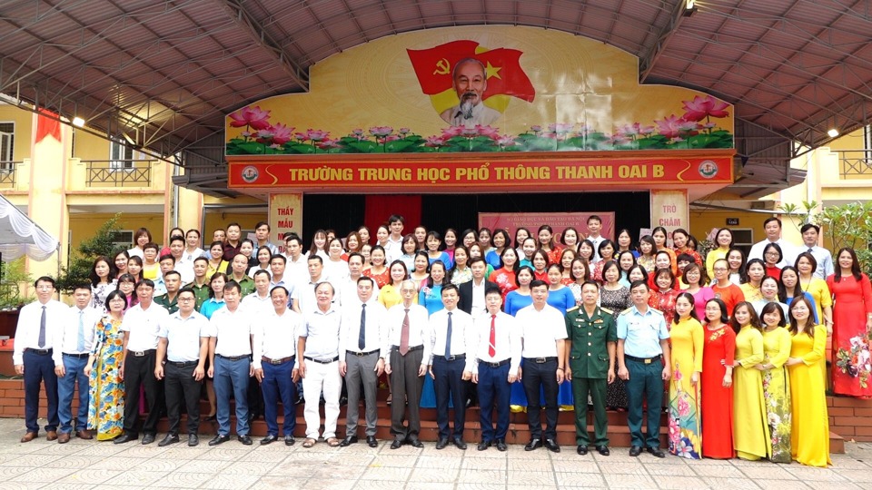 Chủ tịch UBND huyện Thanh Oai B&ugrave;i Văn S&aacute;ng dự &nbsp;v&agrave; ch&uacute;c mừng ng&agrave;y tựu trường của thầy v&agrave; tr&ograve; trường THPT Thanh Oai B.