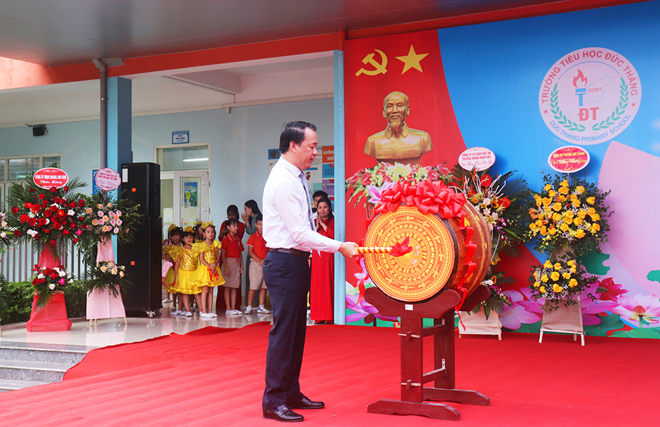 Chủ tịch UBND quận Bắc Từ Li&ecirc;m Lưu Ngọc H&agrave; đ&aacute;nh trống khai trường tại trường Tiểu học Đức Thắng.