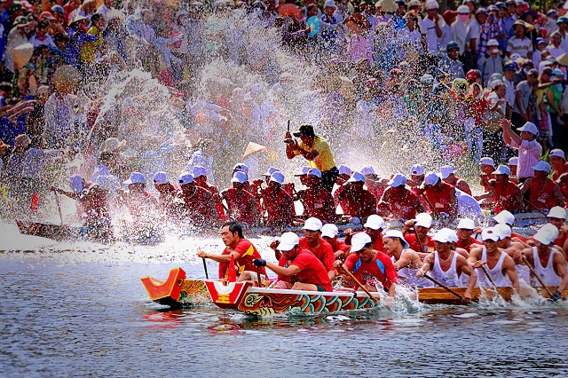 Lễ hội đua thuyền truyền thống tr&ecirc;n s&ocirc;ng Kiến Giang (huyện Lệ Thủy)