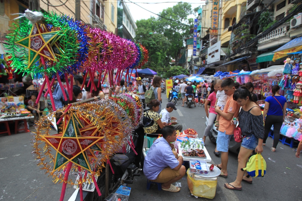 Phố Hàng Mã những ngày giáp Trung Thu. Ảnh: Phạm Hùng