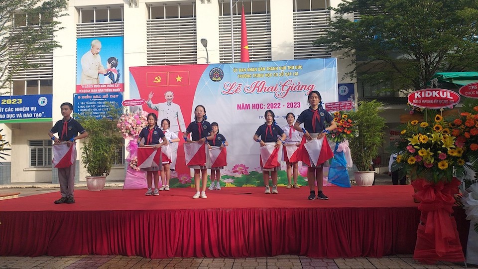 Học sinh Trường THCS C&aacute;t L&aacute;i, TP Thủ Đức, TP Hồ Ch&iacute; Minh biểu diễn văn nghệ trong lễ khai giảng năm học mới - Ảnh: Việt H&ugrave;ng