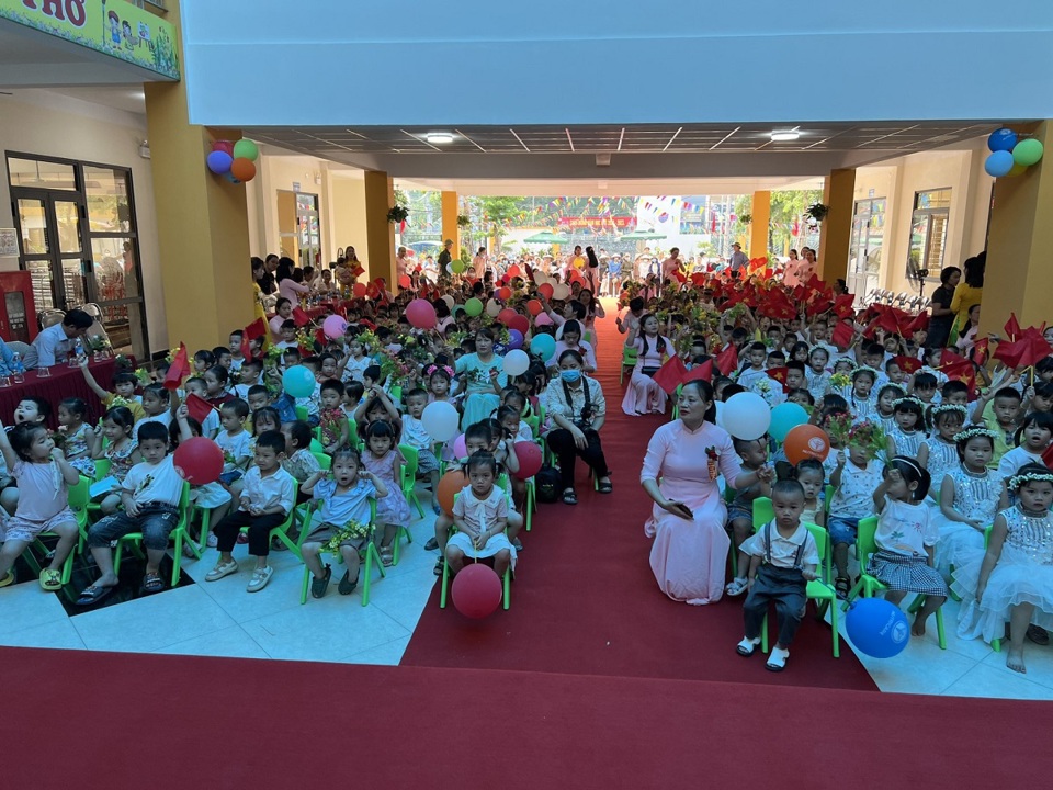 Học sinh Trường Tiểu học Quảng Bị vui mừng trong lễ khai giảng năm học mới 2022 -2023