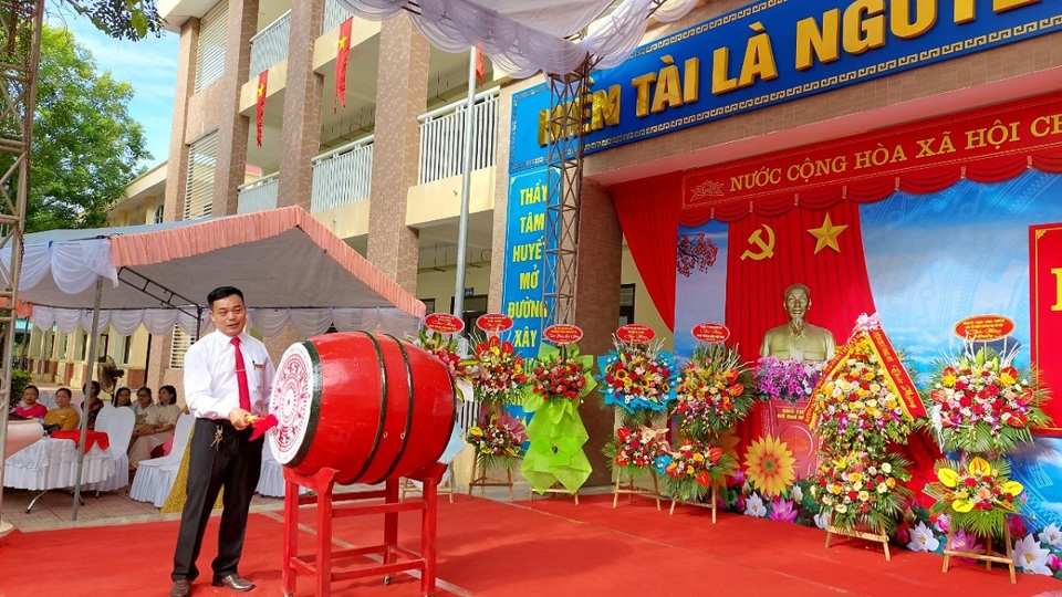 Hiệu trưởng trường THCS Quảng bị Nguyễn Tiến Thung đ&aacute;nh trống khai giảng năm học mới 2022 -2023.