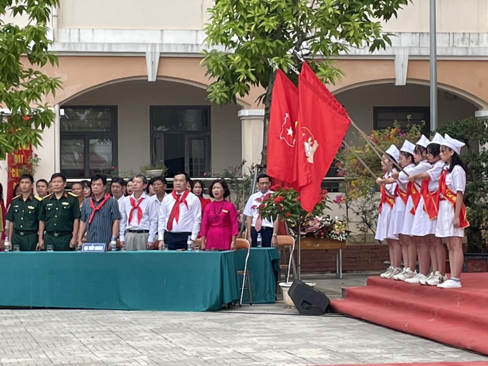 C&aacute;c đại biểu dự lễ khai giảng năm học mới&nbsp; tại Trường THCS Nguyễn Tr&atilde;i A